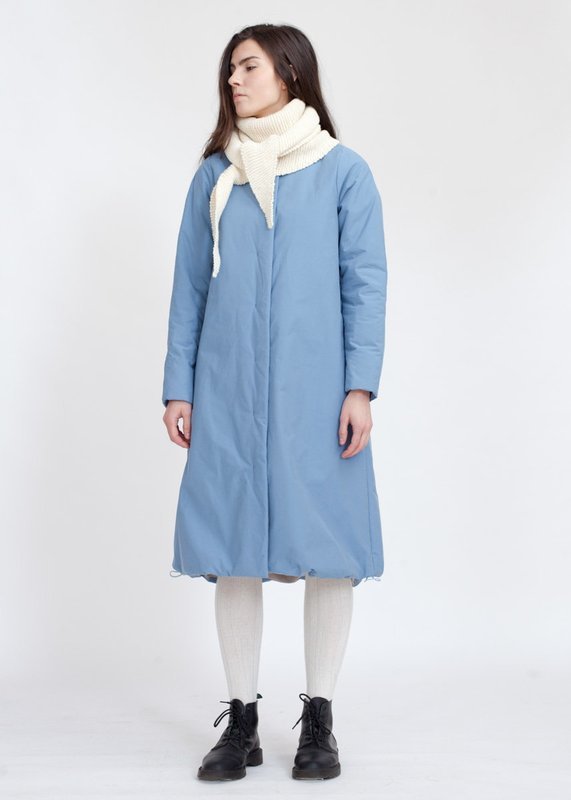 Утепленное пальто из хлопка голубого цвета