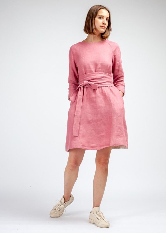 Розовое льняное платье покроя реглан с поясом до колена