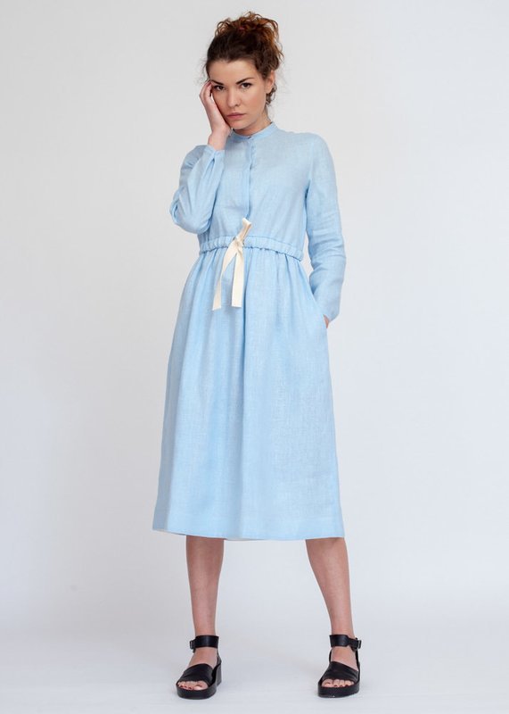 Платье на пуговицах с кулиской голубого цвета из льна