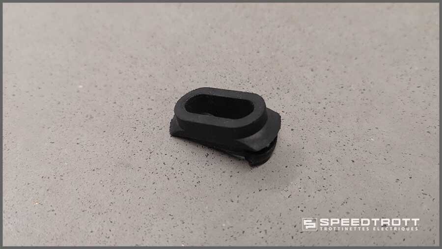 Passe câble inférieur manche - XT800