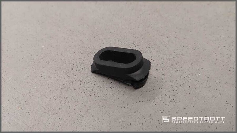 Passe câble inférieur manche - XT800