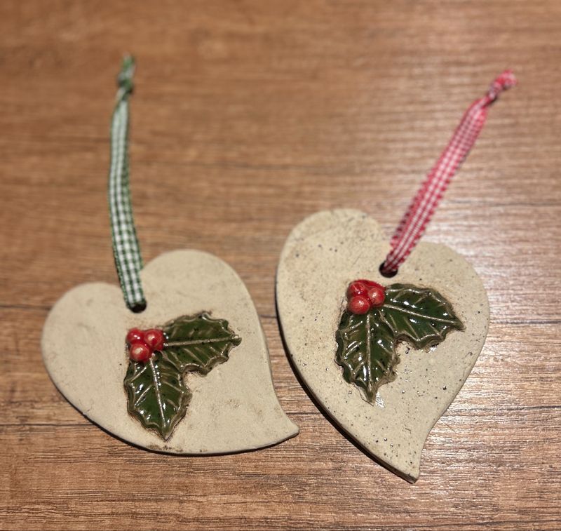 ? Handgefertigte Weihnachtsanhänger aus Keramik – 2er-Set ?
