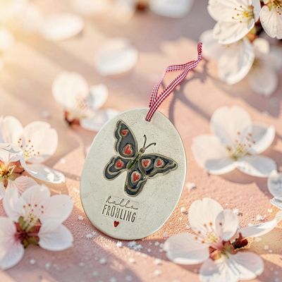 Hallo Frühling – handgefertigter Keramikanhänger mit Schmetterling Hallo Frühling – handgefertigter Keramikanhänger mit Schmetterling