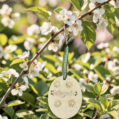 Keramikanhänger „Frühlingszauber“ mit zarten Blümchen Keramikanhänger „Frühlingszauber“ mit zarten Blümchen