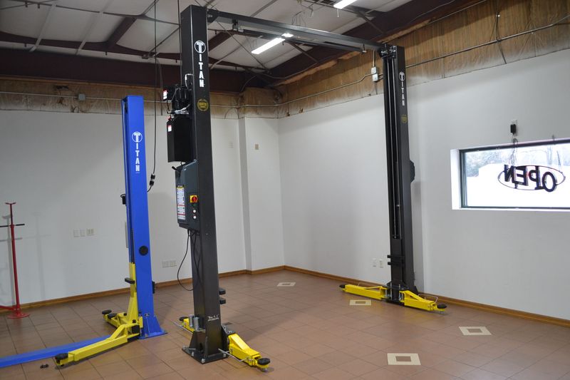 Titan Master Series HD2P-9KMSC 9,000lb Clearfloor 2-Post Lift