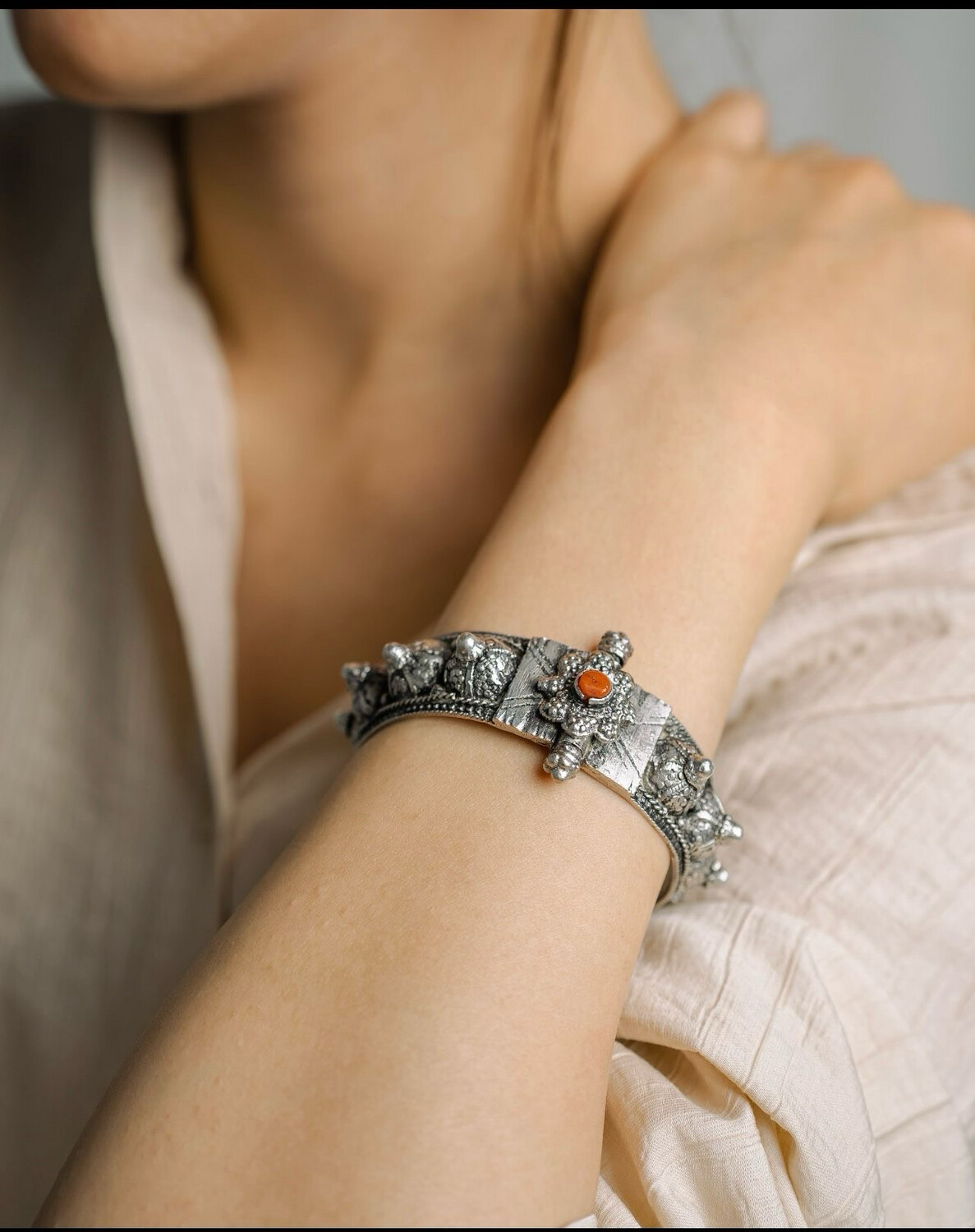 Yemeni Bedouin Silver Bracelet with Coral Stone - Hinged - Medium Size اسوارة فضة بديحي بقباب
