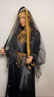 Three piece dress. Traditional Yemeni dress, including mesh headpiece. Including jewelry. ثلاث قطع فستان يمني تقليدي. غطاء رأس شبك مع الفستان. مع الإكسسوار