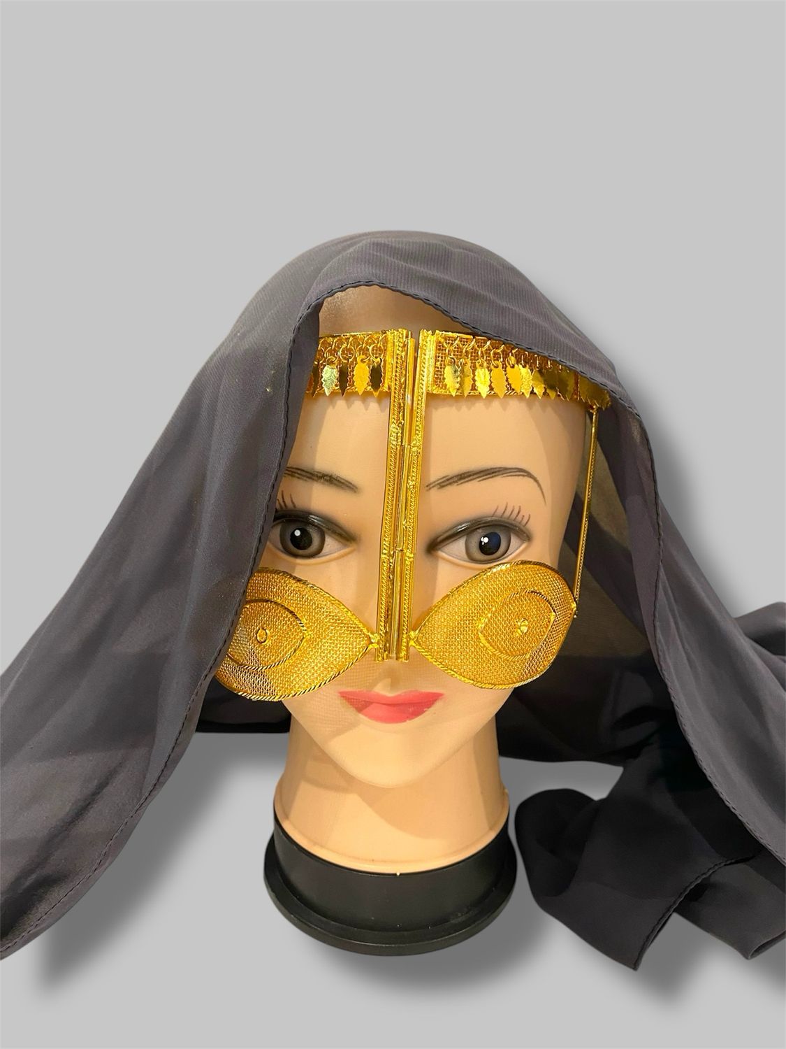 Gold face cover غطاء وجه ذهبي