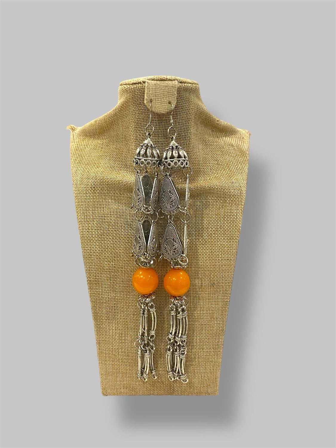 Silver and orange long earrings حلق طويلة باللون الفضي والبرتقالي