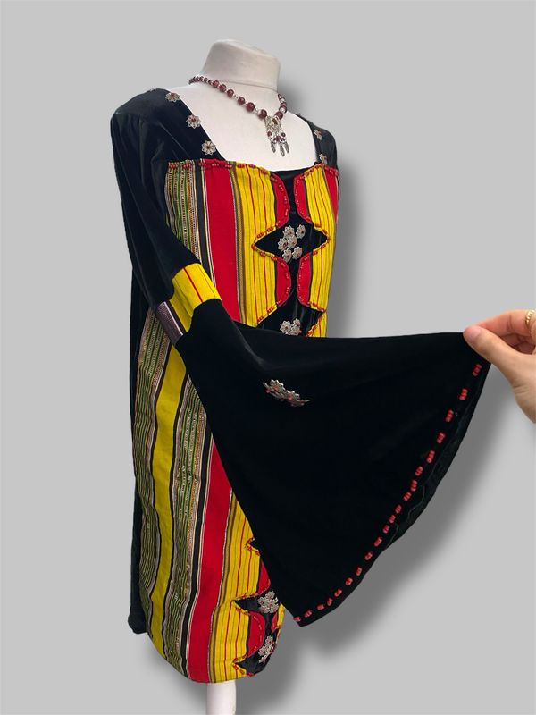 Traditional Yemeni outfit with top, trousers, and hat الزي اليمني التقليدي المكون من بلوزة وبنطال وقبعة
