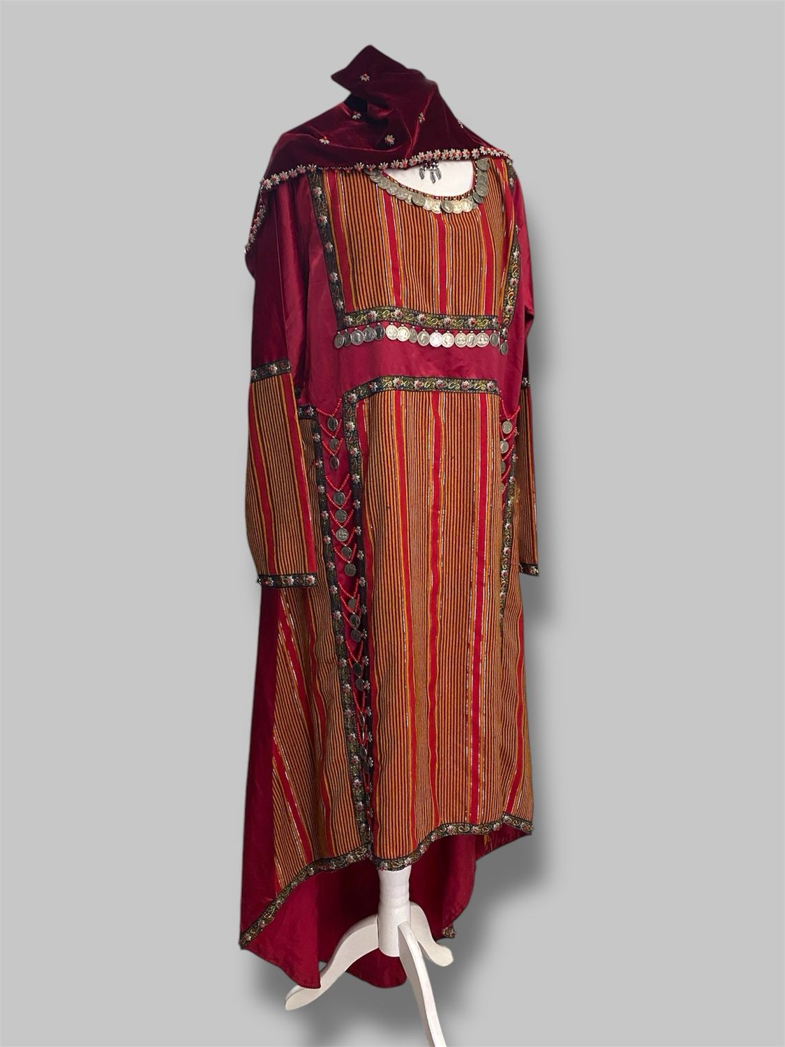Traditional Yemeni outfit with top, trousers, and hat الزي اليمني التقليدي المكون من بلوزة وبنطال وقبعة