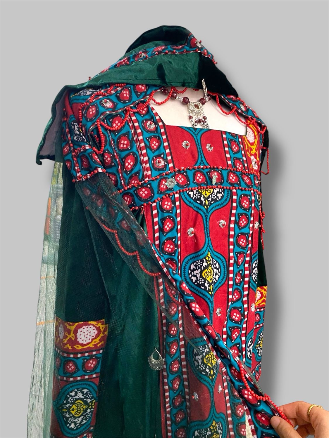 4 piece traditional Yemeni outfit. Top, trousers, mesh headpiece and 2ed headpieceزي يمنيّ تقليديّ من أربع قطع: بلوزة، بنطال، غطاء رأس شبكيّ، وغطاء ثاني