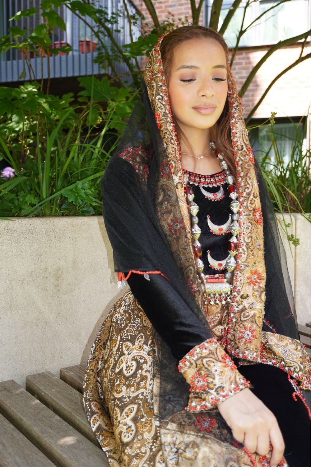 جمبسوت مع تنورة متصلة بالزي اليمني التقليدي بما في ذلك قطعتين رأس Jumpsuit with a skirt attached traditional Yemeni outfit including 2 headpieces 