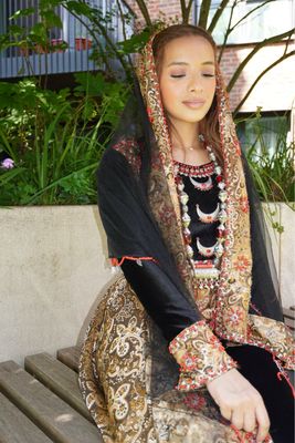 جمبسوت مع تنورة متصلة بالزي اليمني التقليدي بما في ذلك قطعتين رأس Jumpsuit with a skirt attached traditional Yemeni outfit including 2 headpieces 