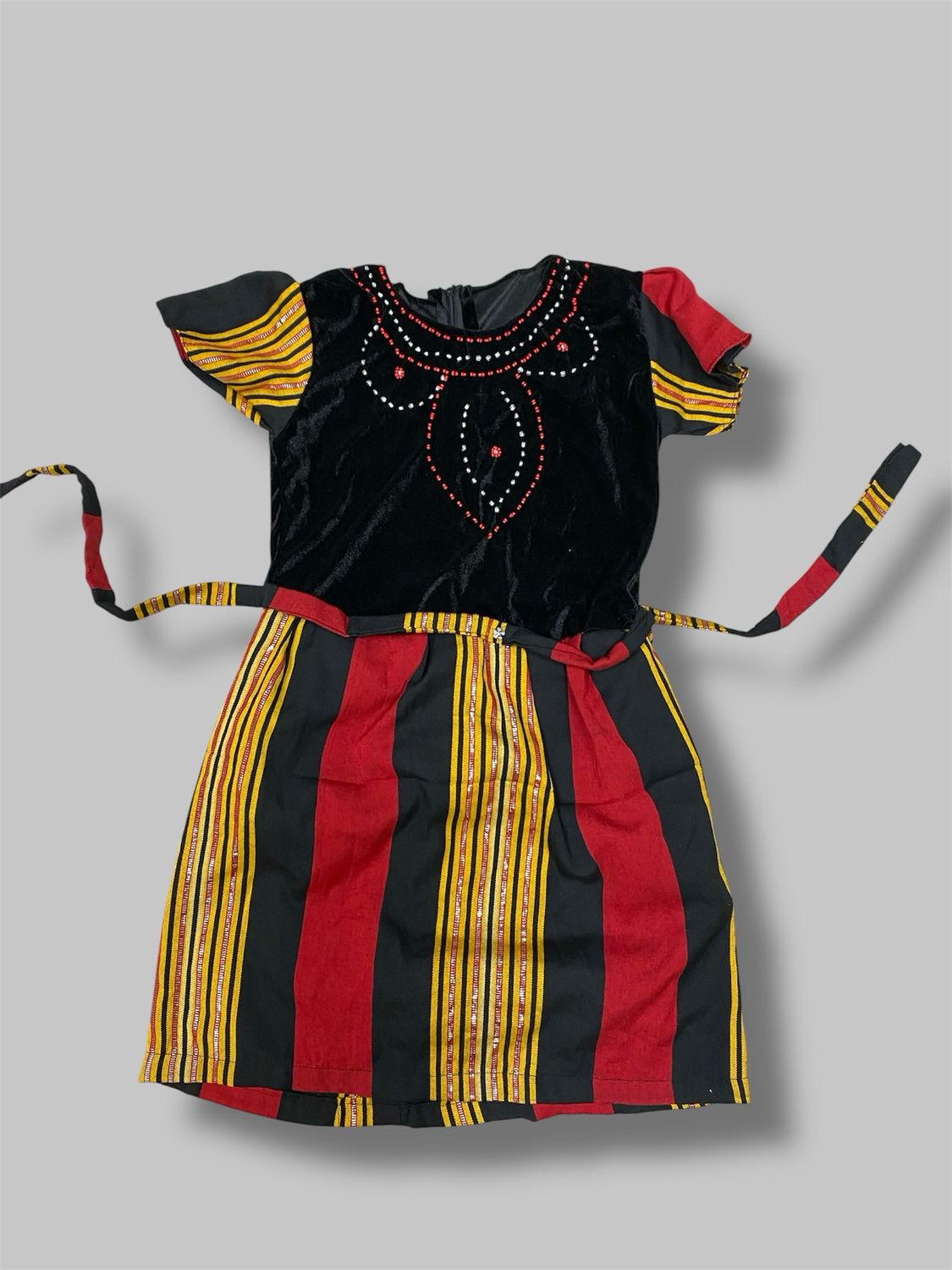 Traditional Yemeni dress for young girls الزي اليمني التقليدي للبنات