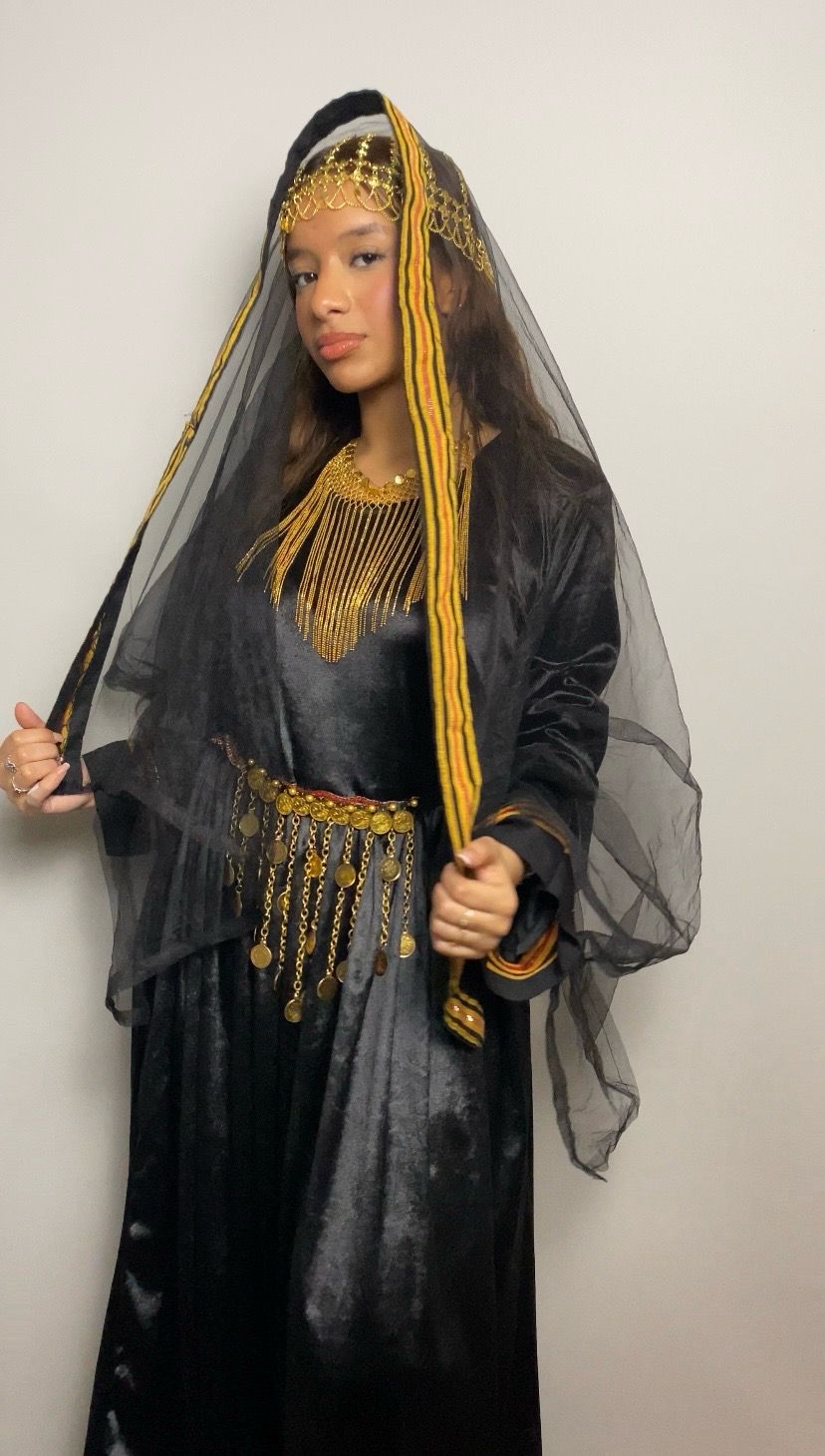 3 piece dress. Traditional Yemeni dress including mesh headpiece. (WITHOUT JEWELLERY)  قطع فستان يمني تقليدي. غطاء رأس شبكي مع الفستان. (بدون الاكسسوارات)