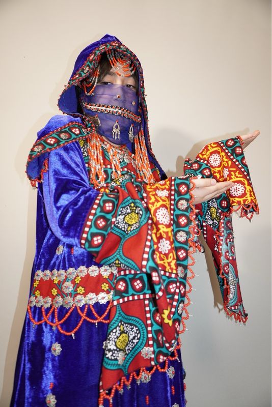 Traditional Yemeni dress. (Includes dress + trousers + face over + headpiece)فستان تقليدي يمني. (يشمل الفستان + البنطلون + غطاء الوجه + غطاء الرأس) 