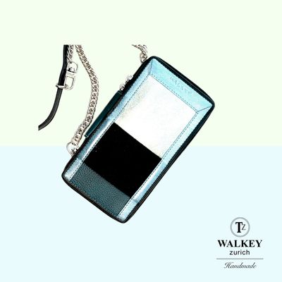Phonecase with chain - Green.Metalic