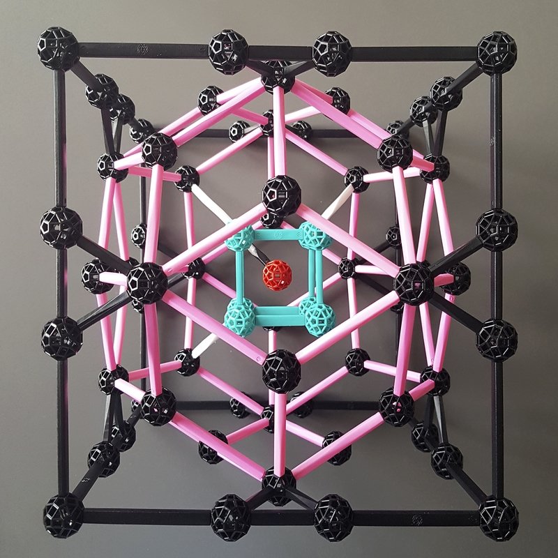 Ein Triakontaeder mit R Streben in Pink, eingebunden in einen Würfel (mit B Streben und Kugeln in Schwarz.