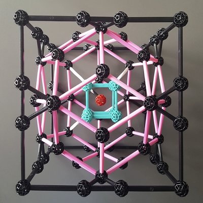 Ein Triakontaeder mit R Streben in Pink, eingebunden in einen Würfel (mit B Streben und Kugeln in Schwarz.