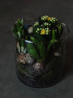 Pavasarinė kompozicija stiklo vazoje M