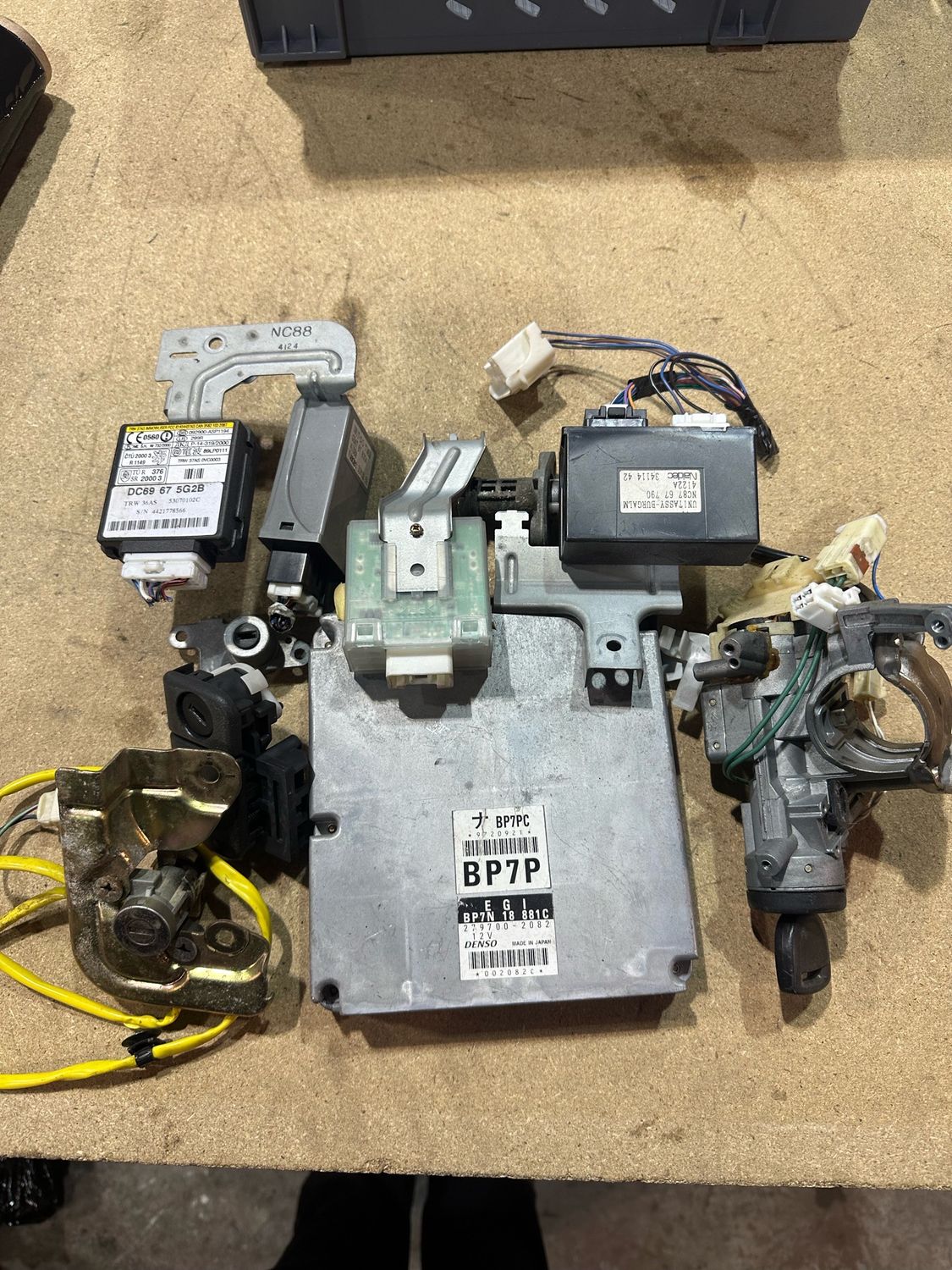 MAZDA MX5 BP7P C ECU & IMMOBILISOR SET / IGNITION LOCKS 1.8vvt (MK2.5 2001 - 2005)