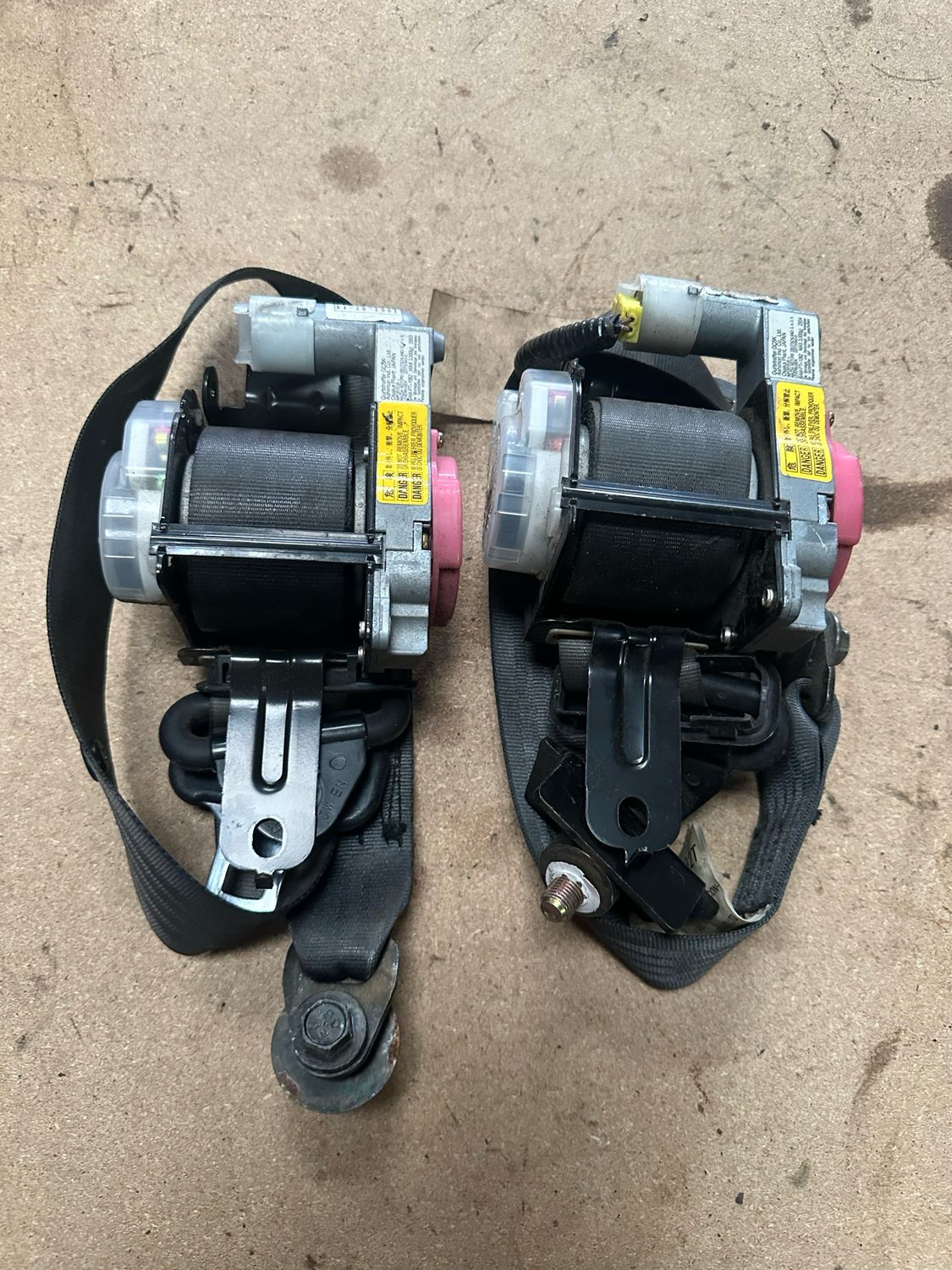 MAZDA MX5 MK2 & 2.5  - PAIR OF BLACK SEAT BELTS  LEFT & RIGHT  1998 1999 2001 03