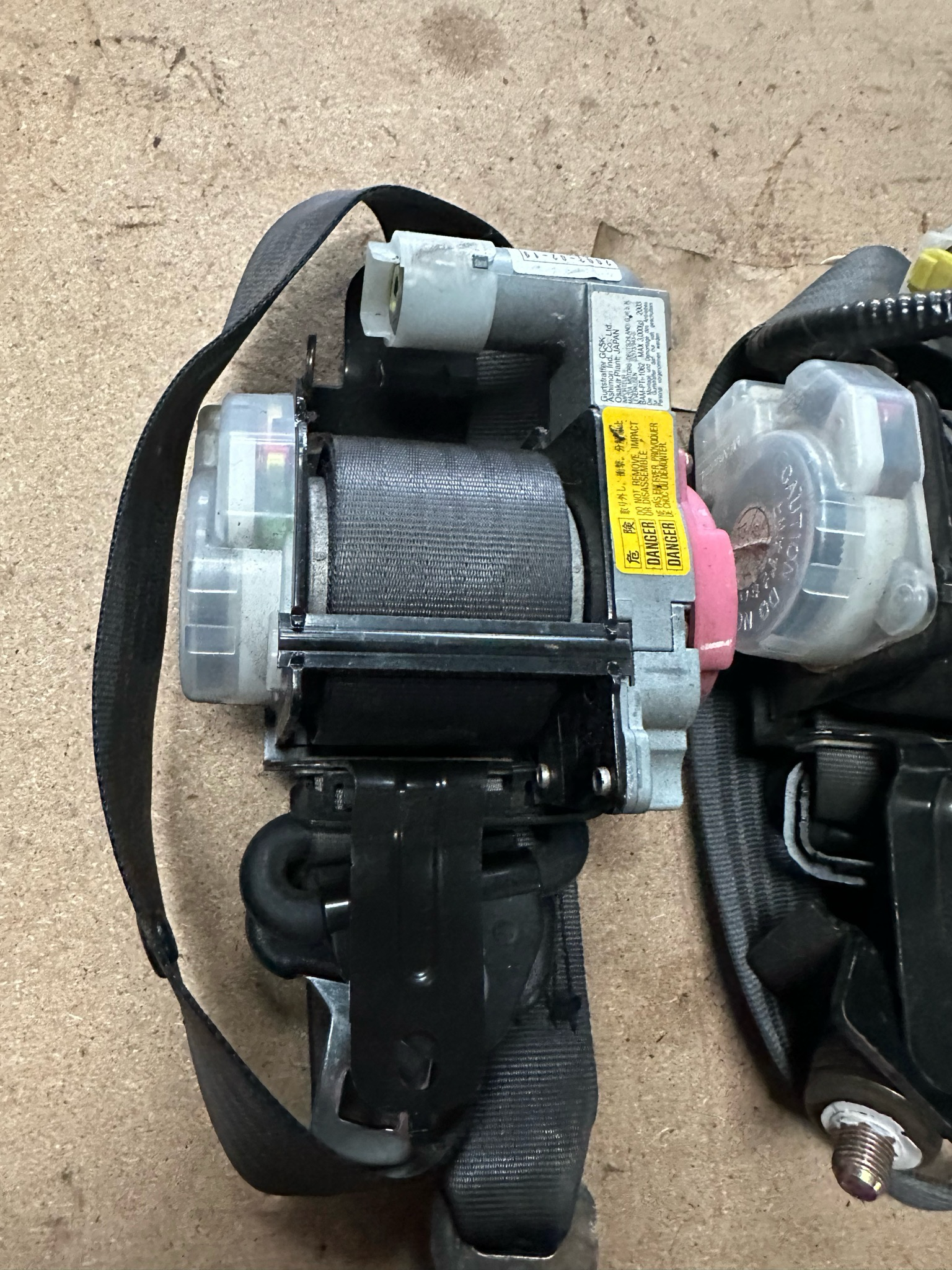 MAZDA MX5 MK2 & 2.5  - PAIR OF BLACK SEAT BELTS  LEFT & RIGHT  1998 1999 2001 03