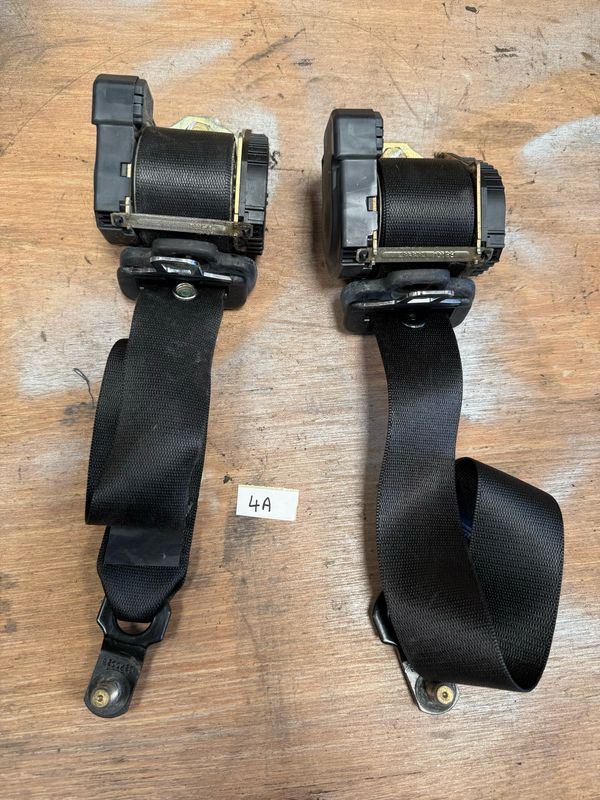 BMW Z3 Roadster Pair Black Seatbelts Seat Belts 8398552 8397695
