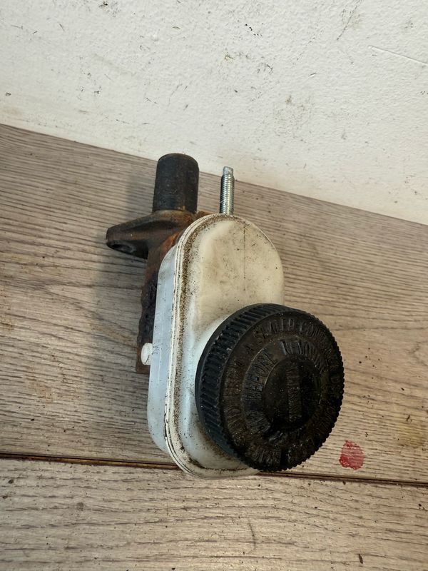 Mazda MX5 MX-5 Mk2 Mk2.5 1998-2005 Clutch Master Cylinder, Reservoir Mazda MX5 MX-5 Mk2 Mk2.5 1998-2005 Clutch Master Cylinder, Reservoir