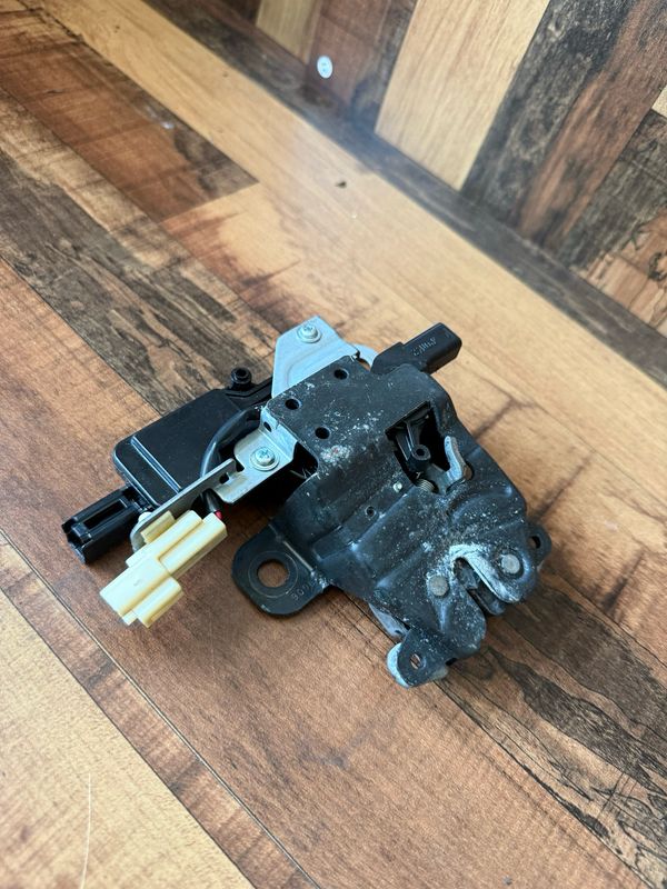 Mazda MX5 MK3 NC - Electronic Boot Latch / Catch + Arm 2005 - 2015 MK3.5 MK3.75 Mazda MX5 MK3 NC - Electronic Boot Latch / Catch + Arm 2005 - 2015 MK3.5 MK3.75