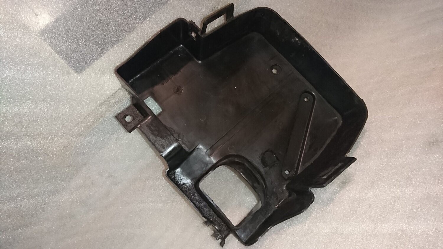 Verkleidung Suzuki AP50 Heckdurchgang