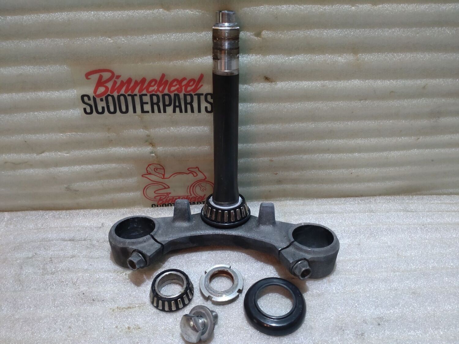 Gabelbrücke Suzuki GSX 600 F GN72B Unten +Steuersatz