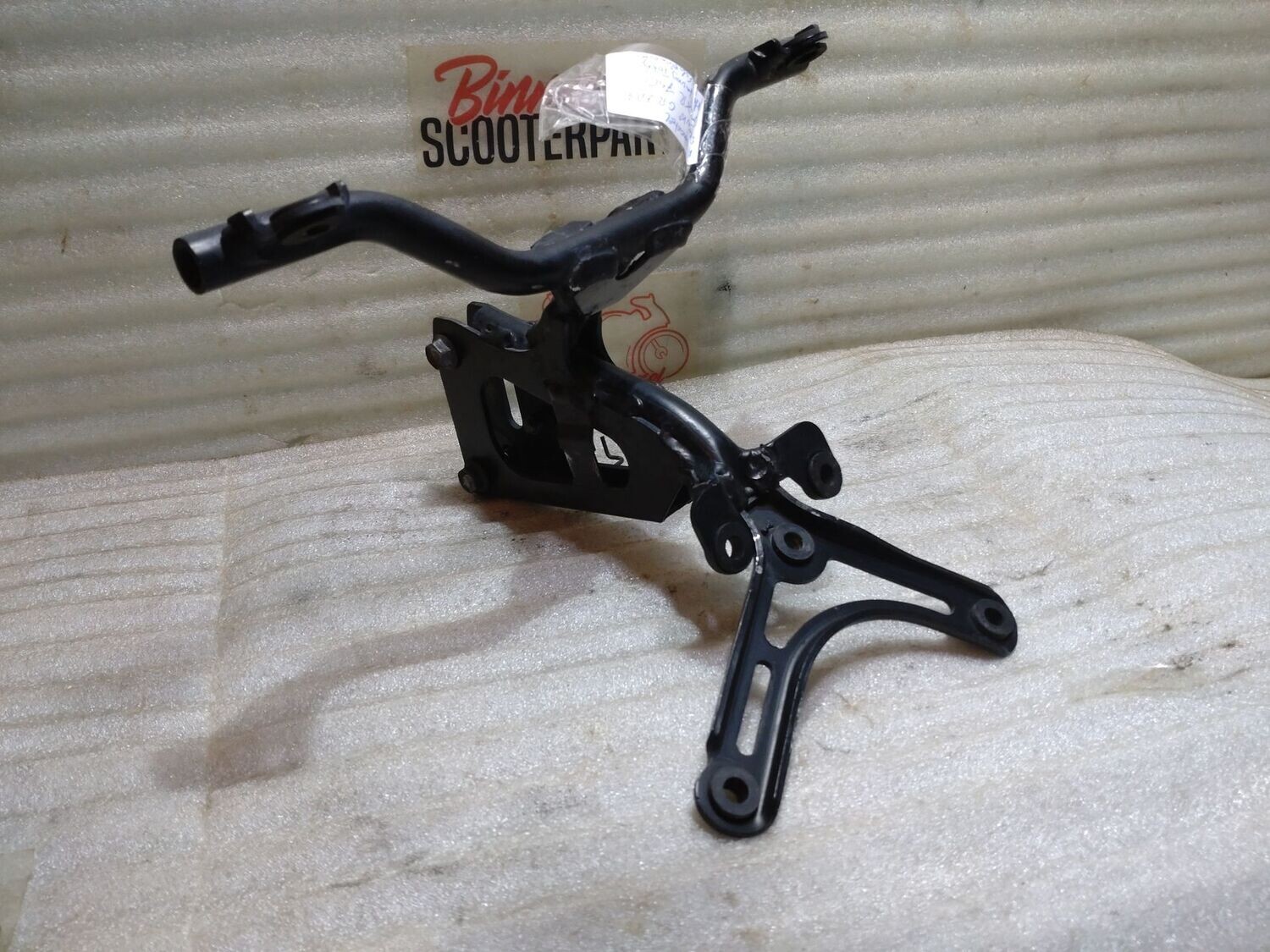 Rahmenteil Suzuki GSXR 750 GR7DA Halterung Tacho Scheinwerfer