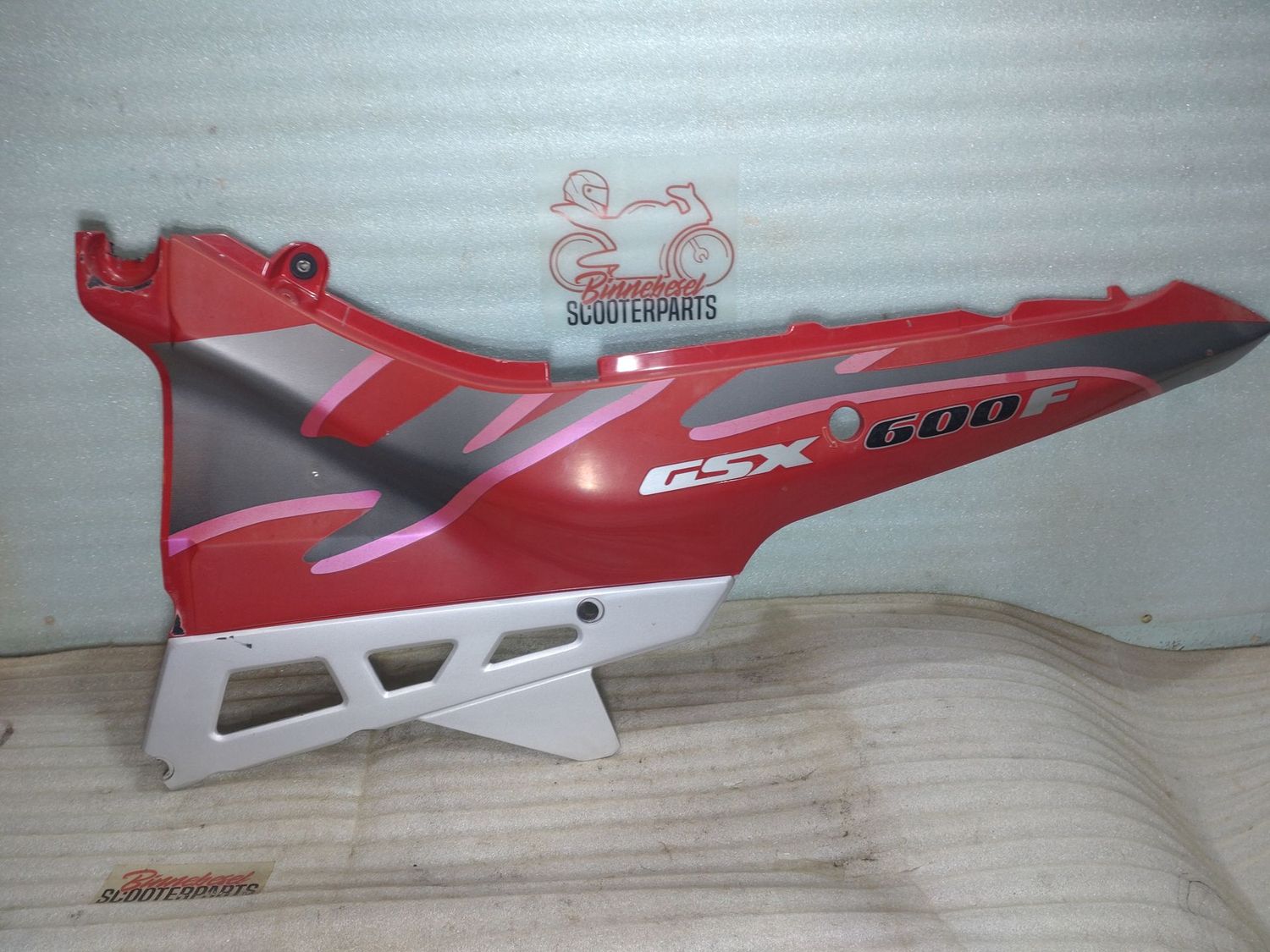 Verkleidung Suzuki GSX 600 F GN72B Seitenteil Hinten Links #2 Rot