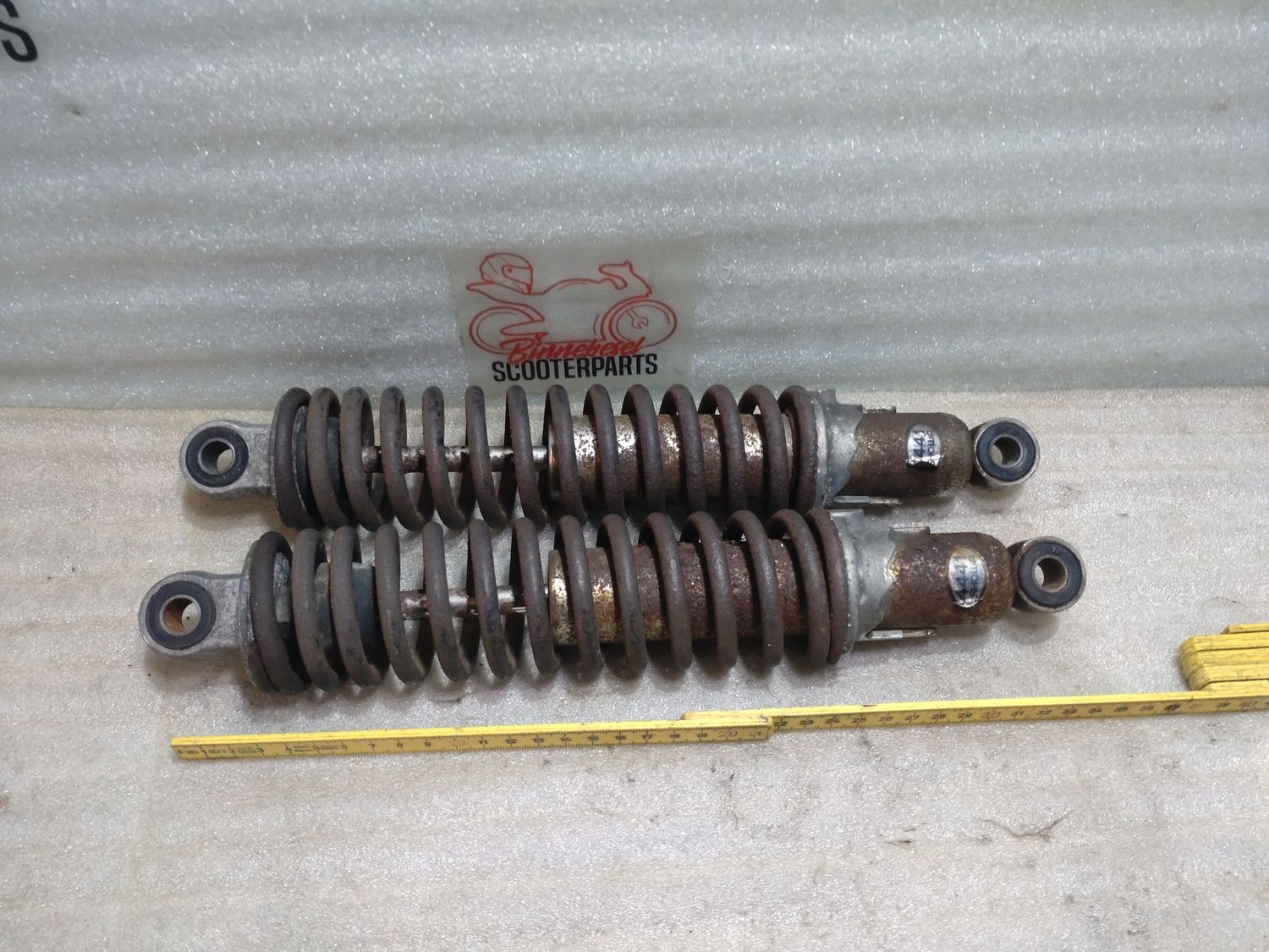 Federbein Suzuki GSX 400 E GK53C Paar #1 330mm Showa 4441