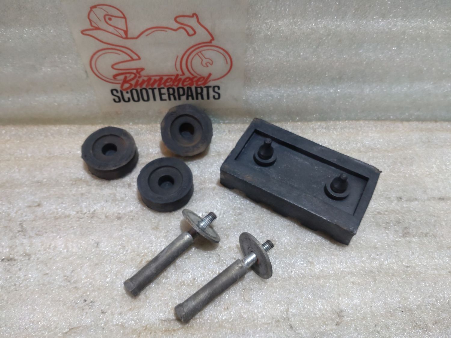 Halterung Suzuki GSX 400 E GK53C Tankgummis +Schrauben #1