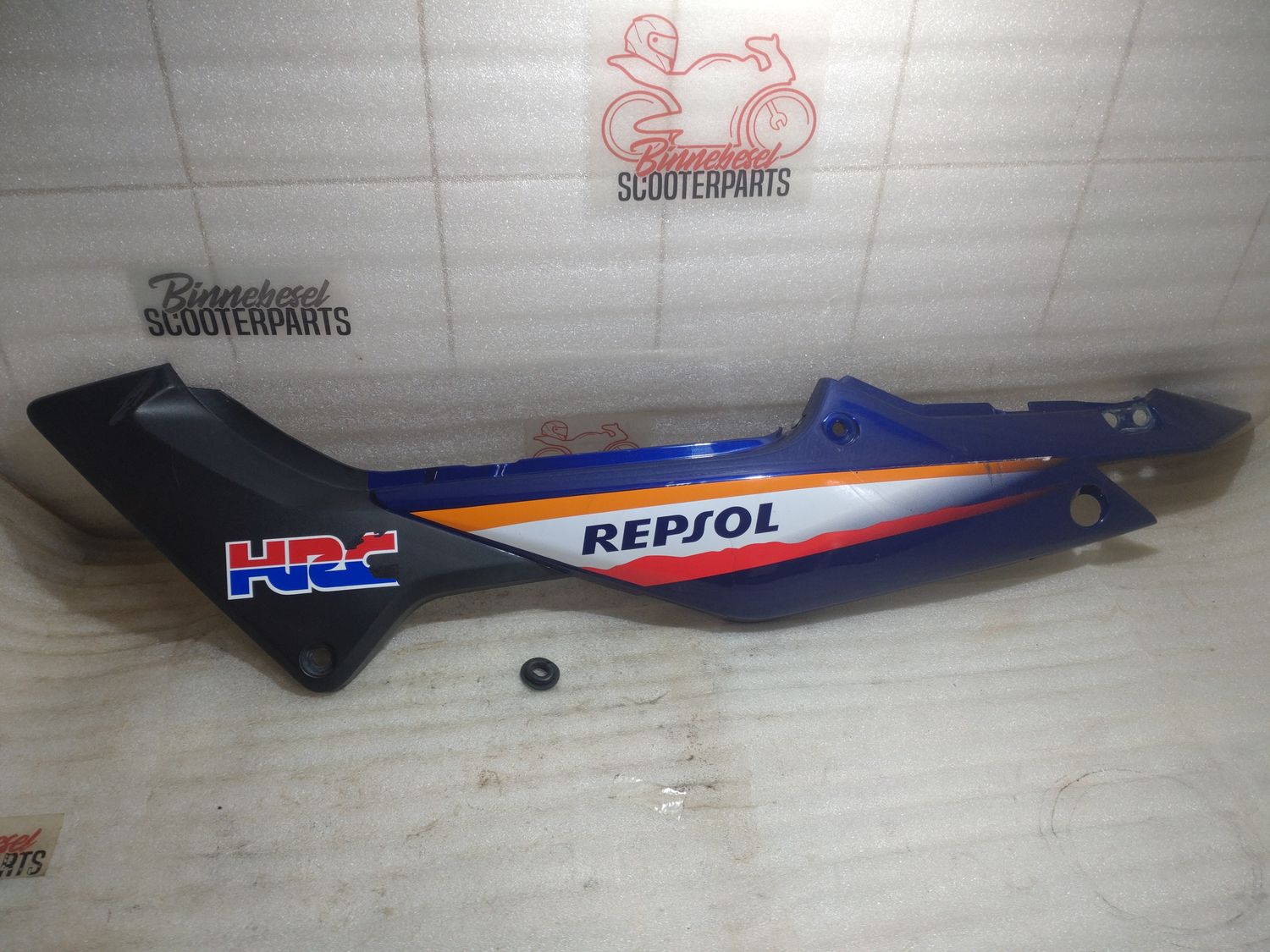 Verkleidung Honda CBR 125 R JC34 Heck Seitenteil Links #2 Blau Repsol (gerissen)