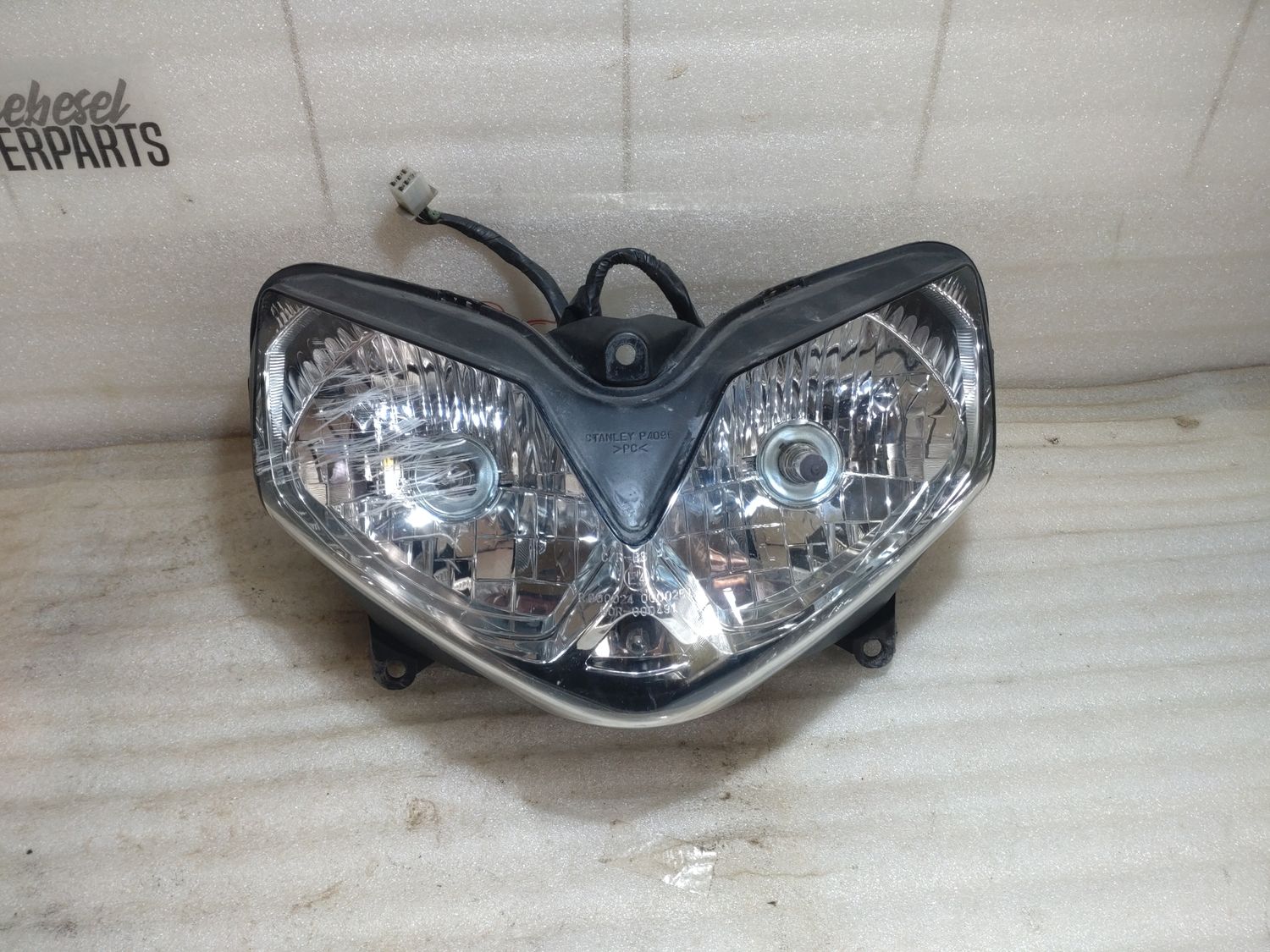 Scheinwerfer Honda CBR 125 R JC34 #3 Bastler Kratzer Haltepunkte Defekt Kabel geflickt