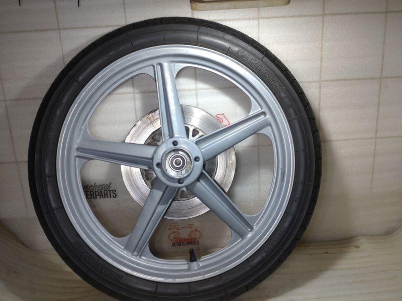 Felge Hyosung Cruise 2 GA125 Vorderrad #3 J18x1,85 +Reifen 90-90-18 von 2020 +Bremsscheibe