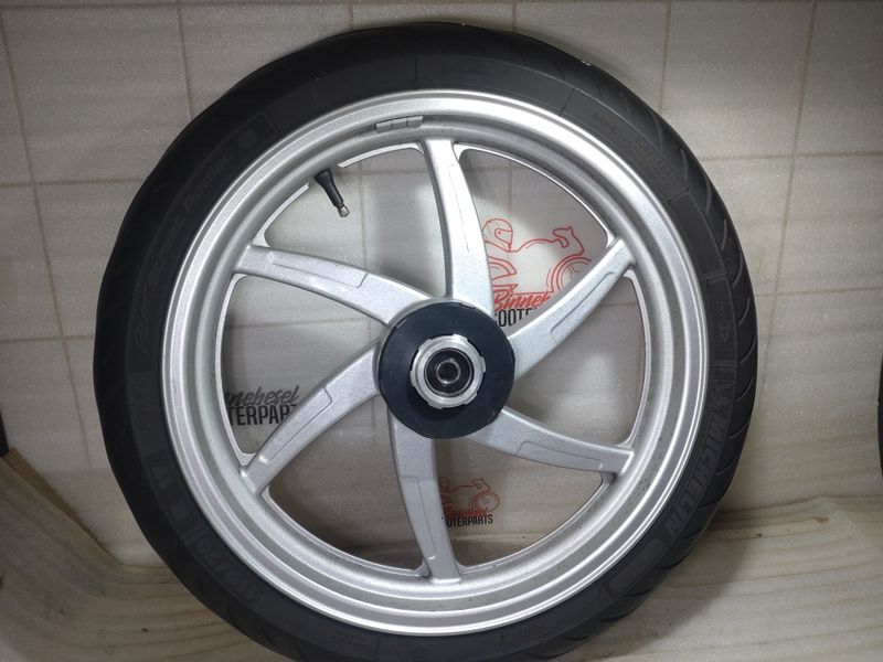 Felge Hyosung Naked GT 125 Vorderrad J17xMT 3,00 +Reifen 110-70-17