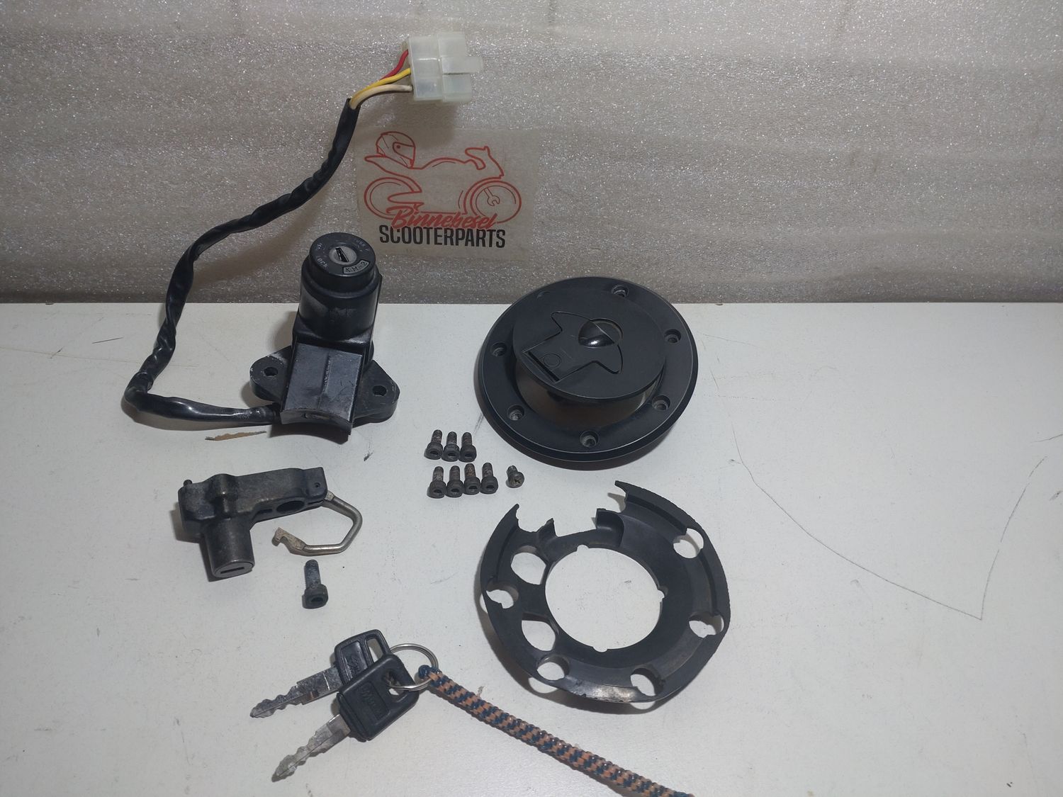 Schlosssatz Kawasaki ZZR 600 D ZX600D Komplett +2 Schlüssel Zündschloss Tankdeckel Helmhalter