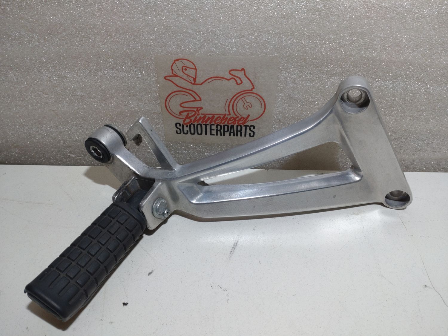 Fußraste Honda CBR 125 R JC34 Sozius Rechts #3 +Konsole (Bastler verbogen)