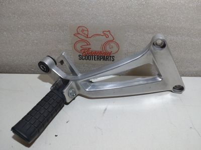 Fußraste Honda CBR 125 R JC34 Sozius Rechts #3 +Konsole (Bastler verbogen)