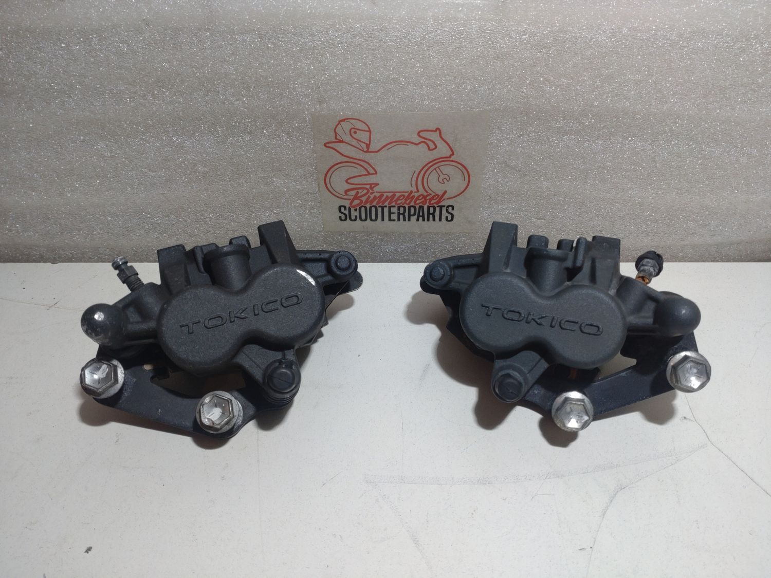 Bremssattel Suzuki Gladius SFV 650 WVCX Vorn Paar Tokico Bastler Schrauben Defekt