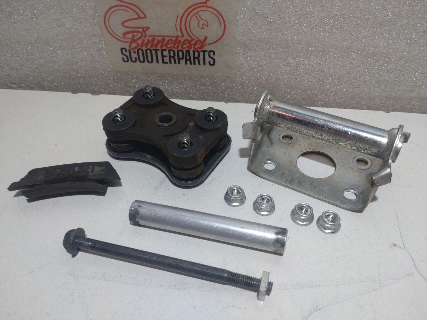 Halterung Suzuki Gladius SFV 650 WVCX Benzintank +Tankauflagegummi (Krumm)