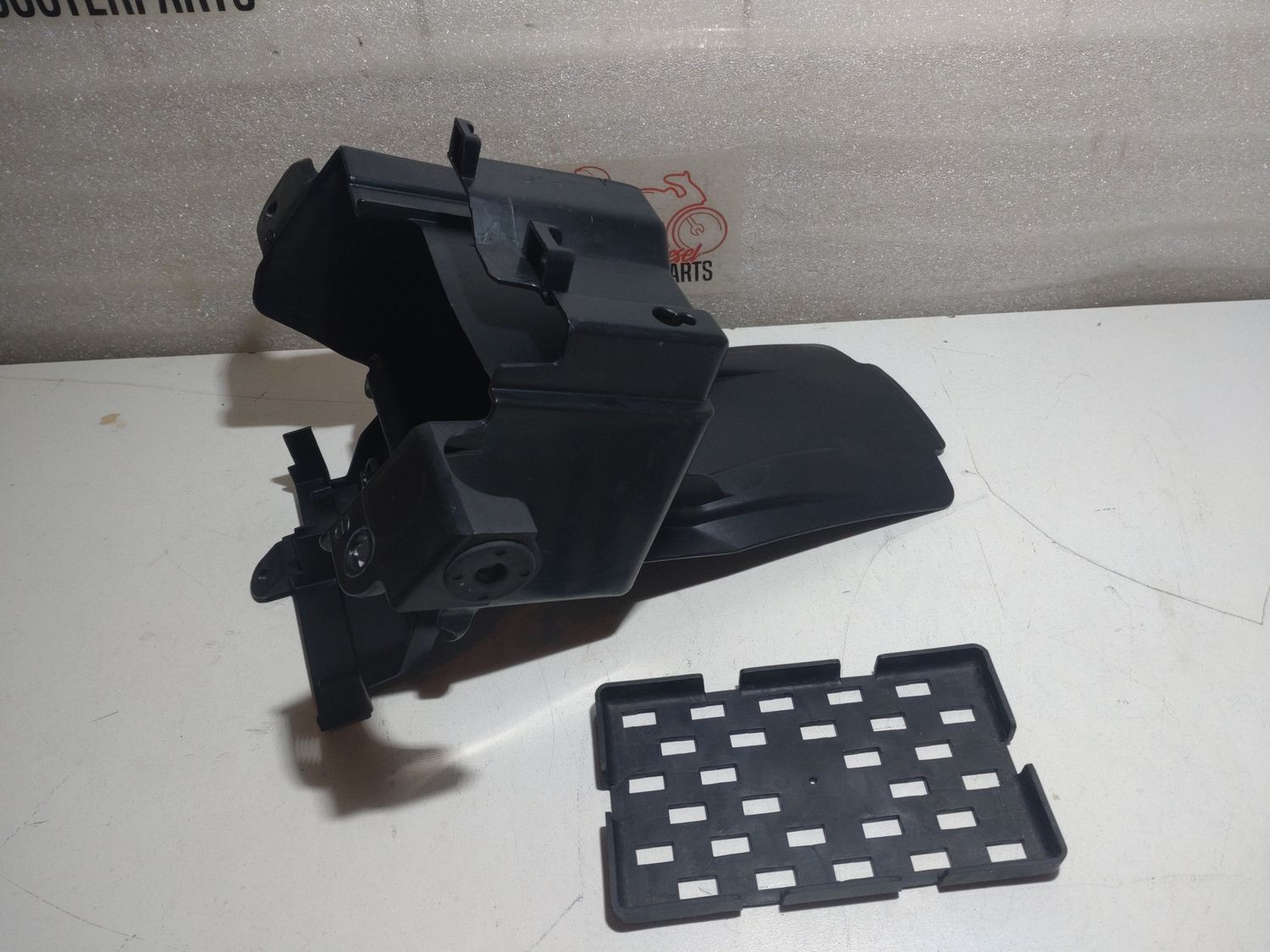 Verkleidung Suzuki Gladius SFV 650 WVCX Batteriebox +Gummieinlage 47431-44H0