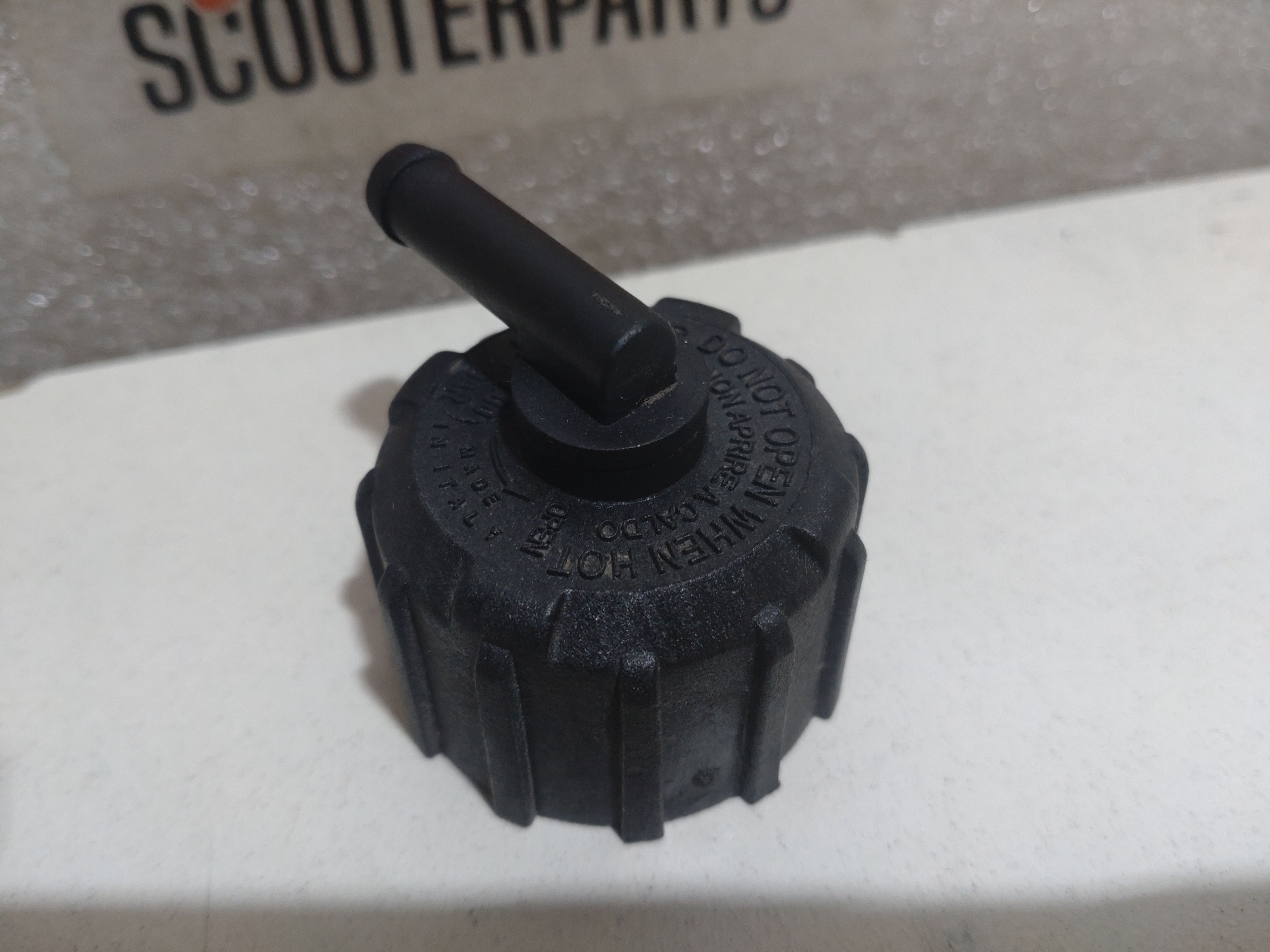 Deckel Aprilia Tuono 125 IE 4T ABS E5 2021-2024 Radiator Kühlmittel Einfüllstutzen