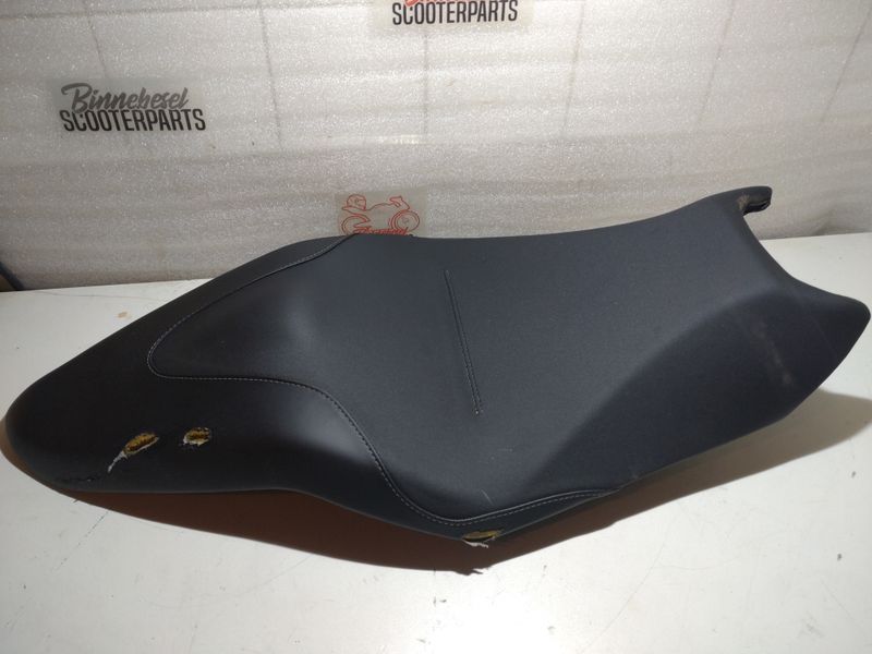 Sitzbank Aprilia Tuono 125 IE 4T ABS E5 2021-2024 Piaggio DIS. 2B003591 Rissig Sitzbank Aprilia Tuono 125 IE 4T ABS E5 2021-2024 Piaggio DIS. 2B003591 Rissig