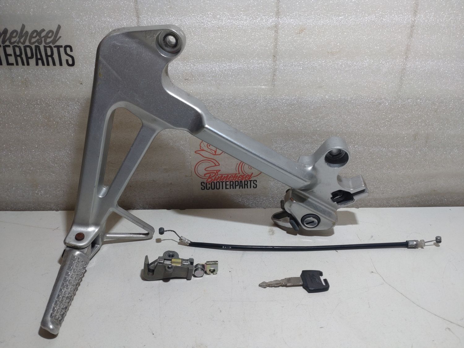 Fußraste Honda VFR 800 FI RC46 Sozius Links +Konsole +Sitzbankschloss +1 Schlüssel